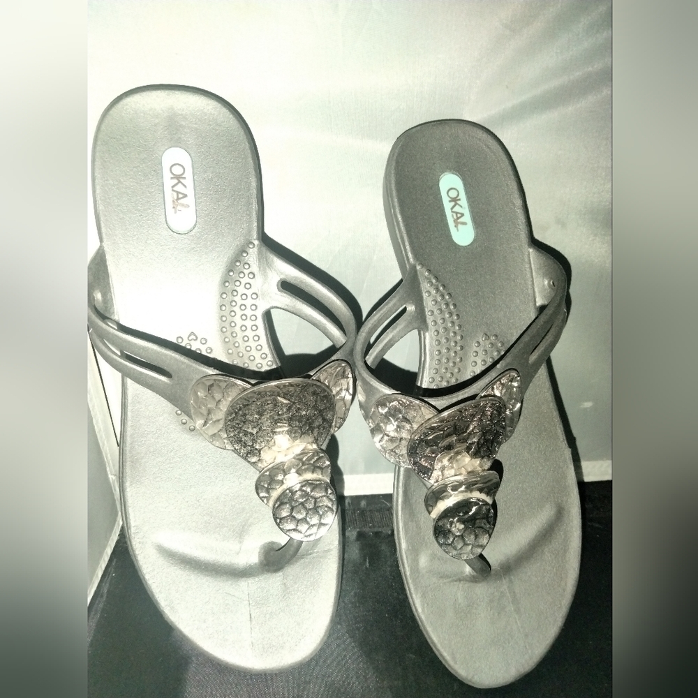 Woman's Boho style gray silver accent sandals flip flops sz M/L